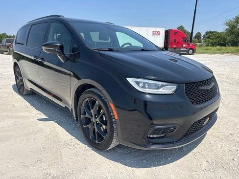 Used 2025 Chrysler Pacifica Limited FWD image 8