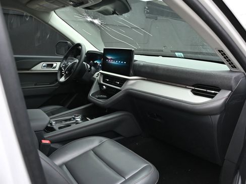 Used 2025 Ford Explorer Active w/ Active Comfort Package image 13