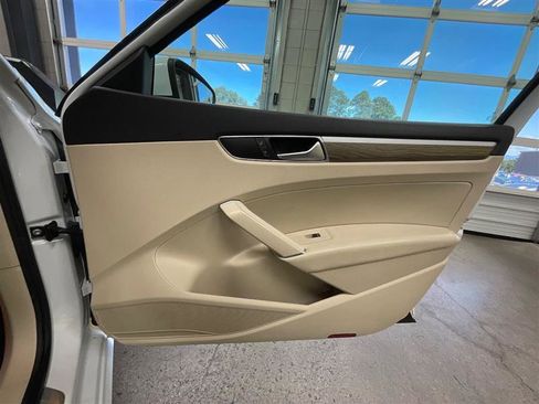 Used 2018 Volkswagen Passat 2.0T SE FWD image 25