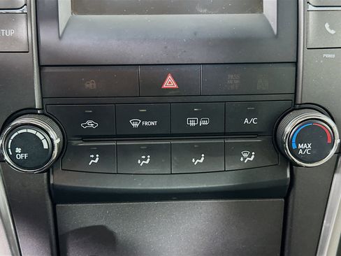 Used 2015 Toyota Camry LE image 23