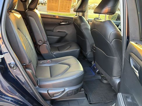 Used 2023 Toyota Highlander XLE FWD image 13