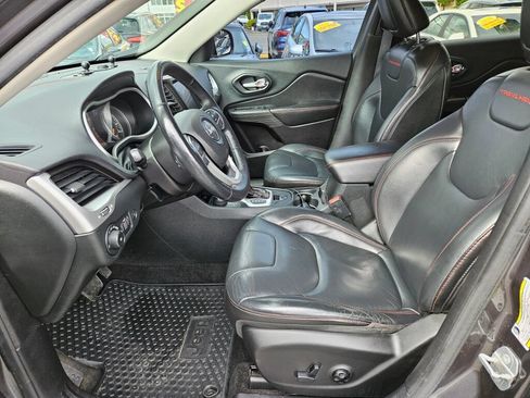 Used 2015 Jeep Cherokee Trailhawk w/ Comfort/Convenience Group AWD/4WD image 19