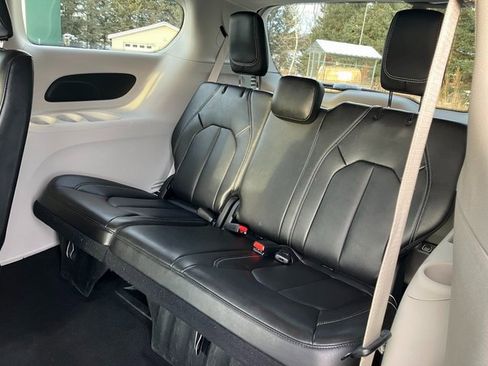 Used 2024 Chrysler Pacifica Touring-L image 19
