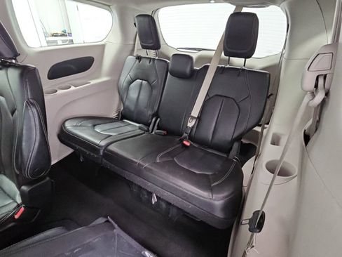 Used 2023 Chrysler Pacifica Touring-L FWD image 32