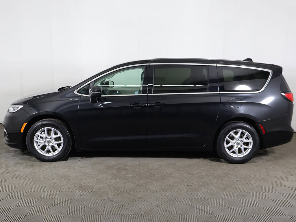 Used 2023 Chrysler Pacifica Touring-L FWD image 18