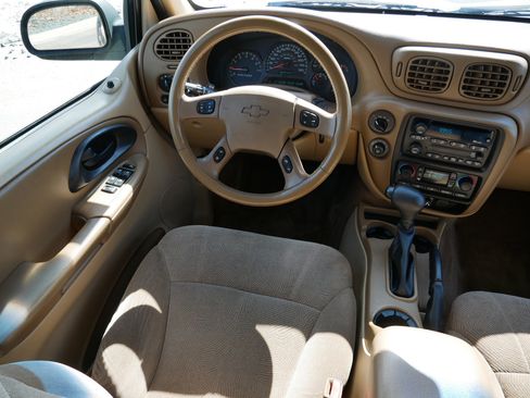 Used 2003 Chevrolet TrailBlazer LT w/ Driver Convenience Package AWD/4WD image 9