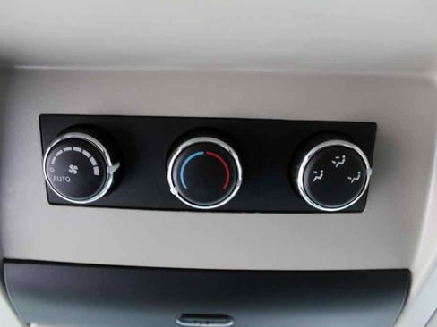 Used 2014 Chrysler Town & Country Touring image 29