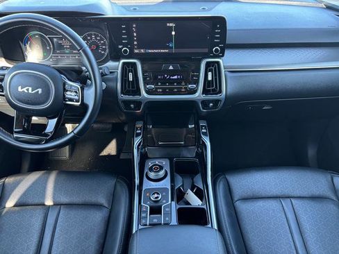 Certified 2022 Kia Sorento SX w/ Panoramic Sunroof Package image 18