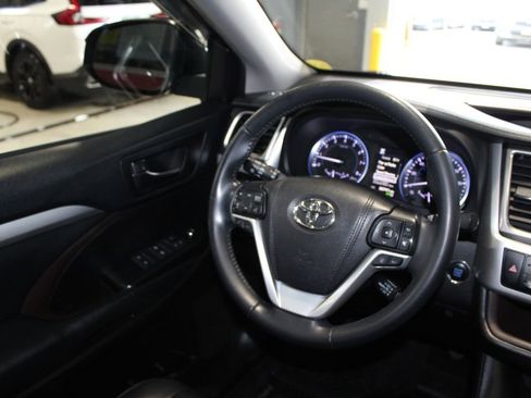 Used 2019 Toyota Highlander XLE image 23