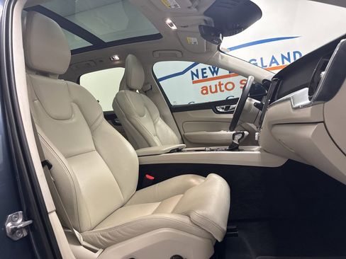 Used 2019 Volvo XC60 T5 Momentum w/ Premium Package AWD/4WD image 22