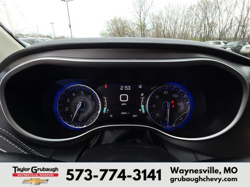 Used 2024 Chrysler Pacifica Touring-L FWD image 16