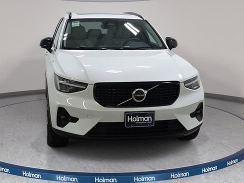Used 2023 Volvo XC40 B5 Plus AWD/4WD image 3