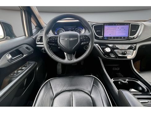 Certified 2025 Chrysler Pacifica Limited FWD image 8