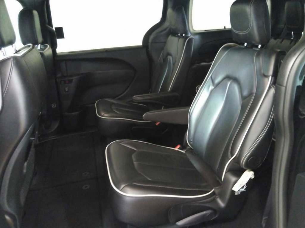 Used 2025 Chrysler Pacifica Limited FWD image 3