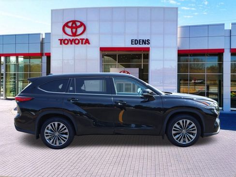 Used 2021 Toyota Highlander Platinum AWD/4WD image 2