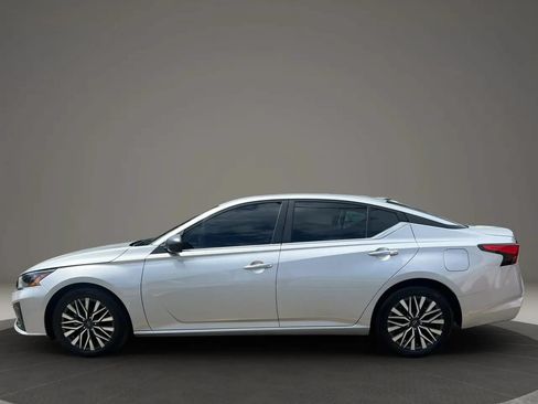 Used 2024 Nissan Altima 2.5 SV FWD image 8