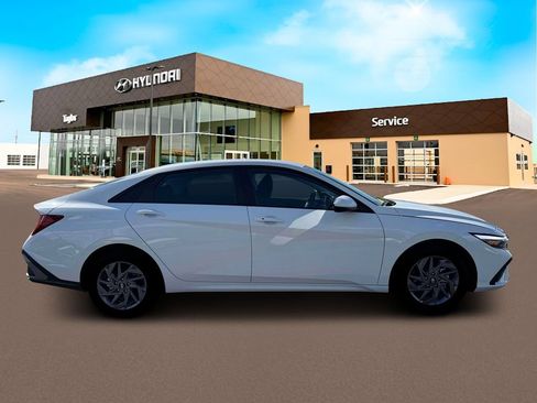 New 2026 Hyundai Elantra Hybrid FWD image 9