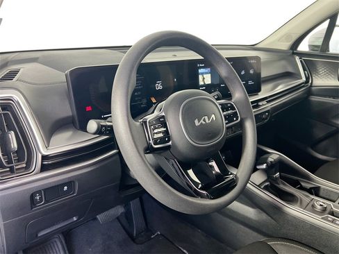 Certified 2024 Kia Sorento LX image 9
