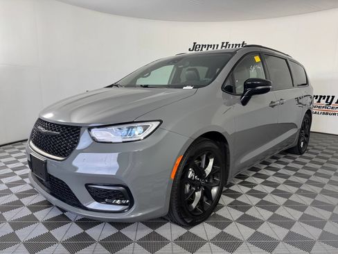 Used 2025 Chrysler Pacifica Limited FWD image 1