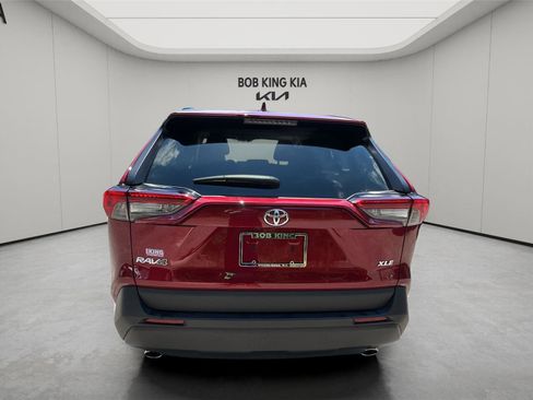 Used 2020 Toyota RAV4 XLE Premium FWD image 4