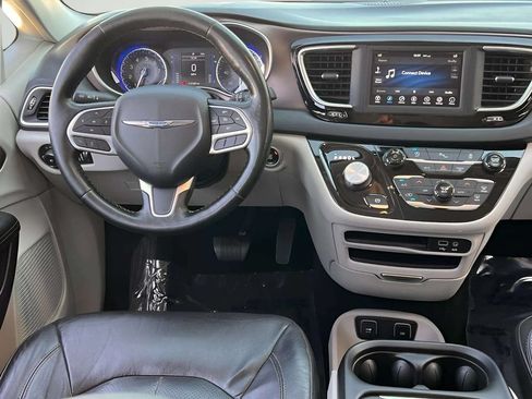 Used 2019 Chrysler Pacifica Touring-L FWD image 8