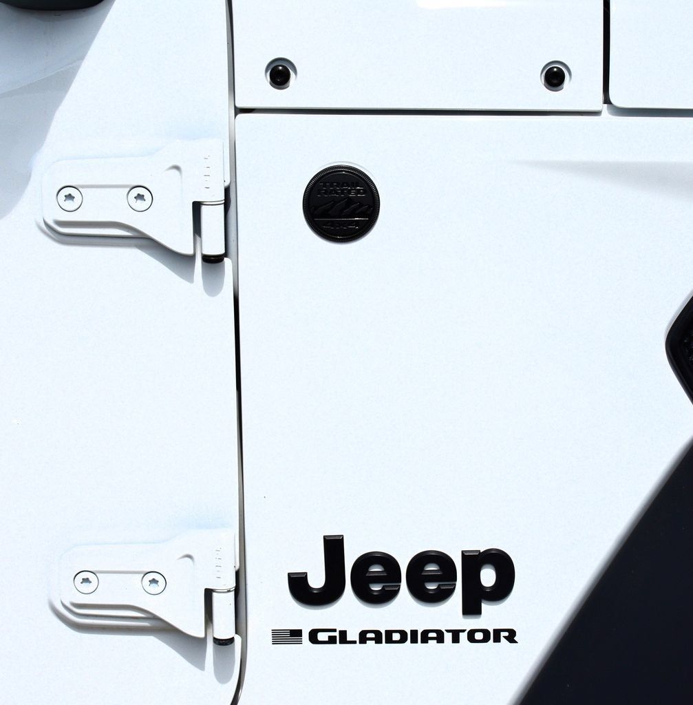 Used 2025 Jeep Gladiator Sport AWD/4WD image 9