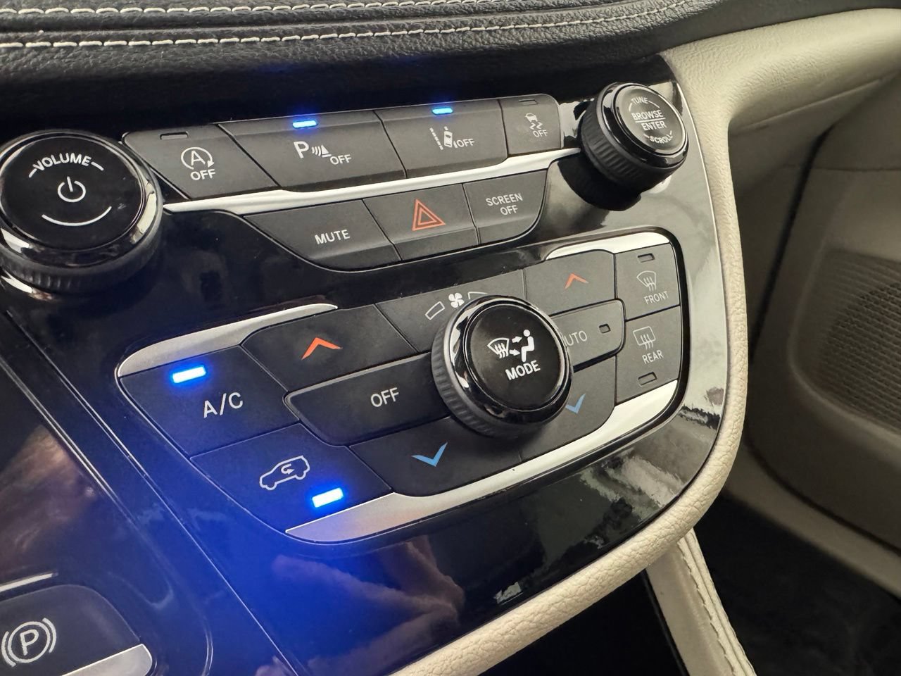 Used 2024 Chrysler Pacifica Limited FWD image 22