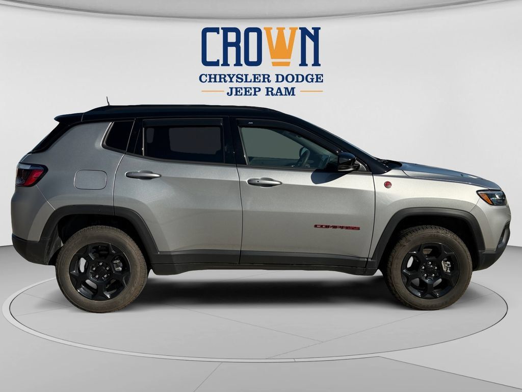 Used 2024 Jeep Compass Trailhawk AWD/4WD image 2
