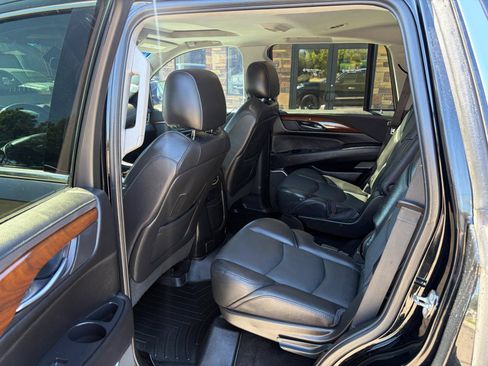 Used 2018 Cadillac Escalade Luxury AWD/4WD image 5