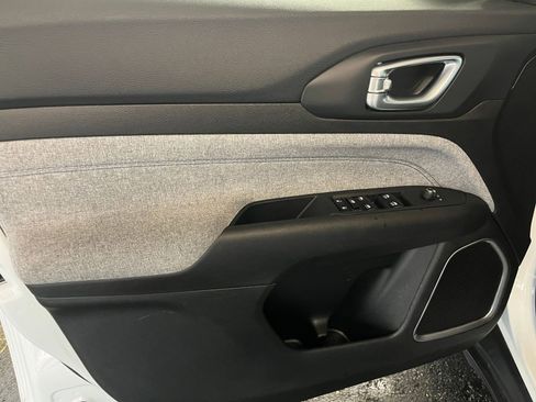 Used 2025 Jeep Compass Latitude image 18