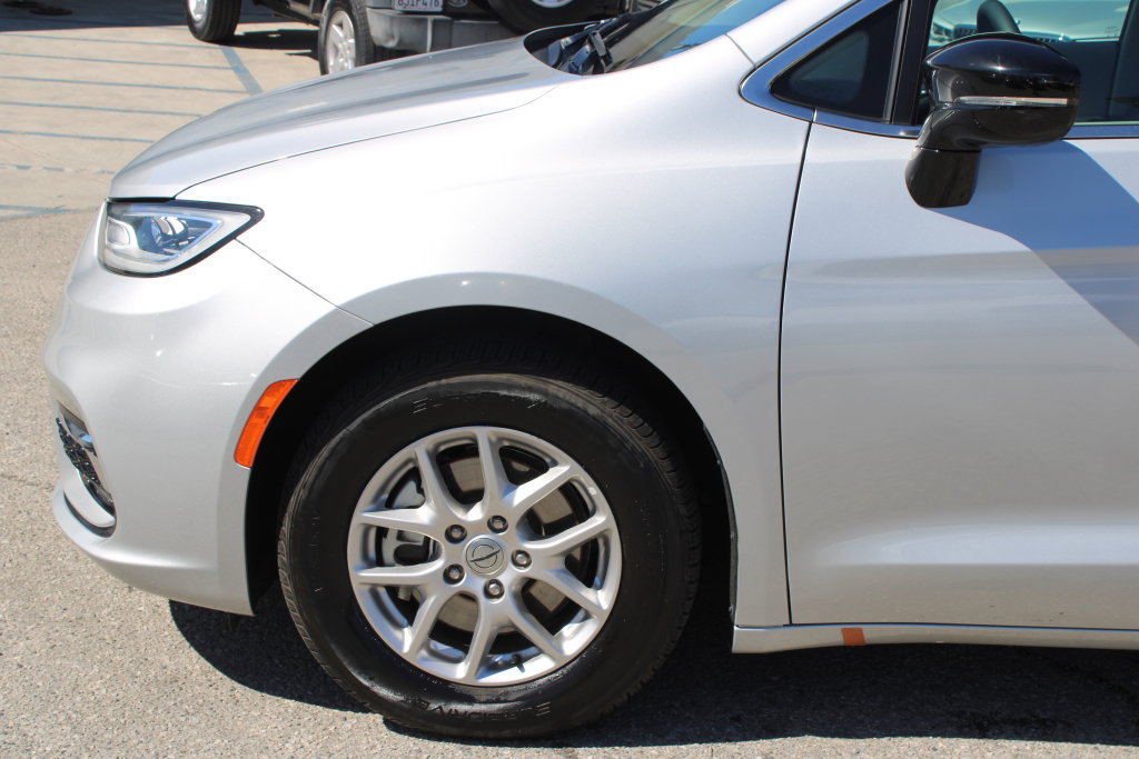 Used 2024 Chrysler Pacifica Touring-L FWD image 7