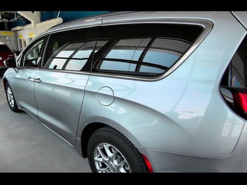 Used 2021 Chrysler Pacifica Touring w/ Cold Weather Group FWD image 2