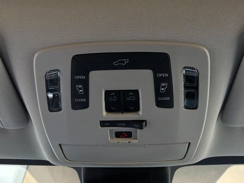 Used 2025 Toyota Sienna XLE FWD image 19