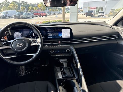 Used 2025 Hyundai Elantra SEL FWD image 28