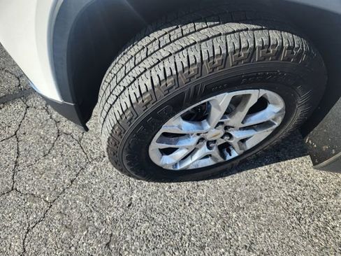 Used 2021 Chevrolet Traverse LT image 9