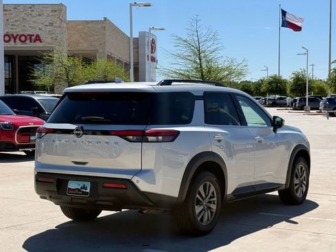 Used 2025 Nissan Pathfinder SV FWD image 5