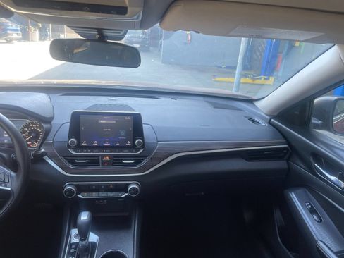Used 2025 Nissan Altima 2.5 SV FWD image 35
