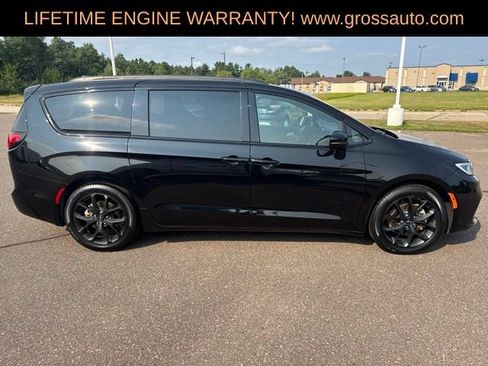 Used 2025 Chrysler Pacifica Limited FWD image 9