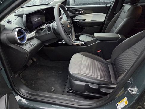 Used 2025 Chevrolet Trax LT image 4