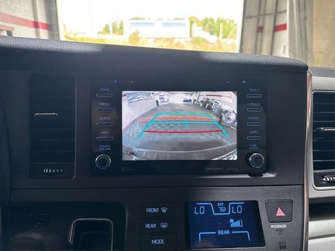 Used 2018 Toyota Sienna LE FWD image 34
