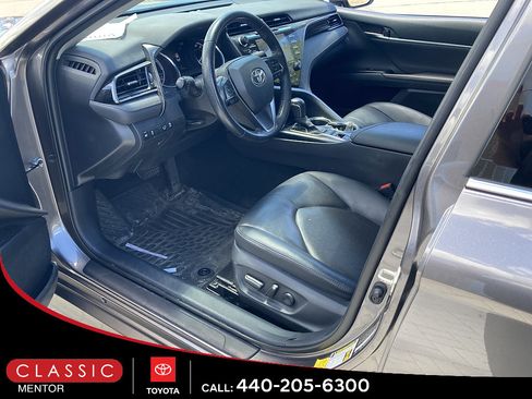 Used 2020 Toyota Camry XLE FWD image 3