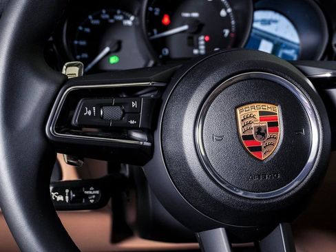 Certified 2025 Porsche Macan image 20