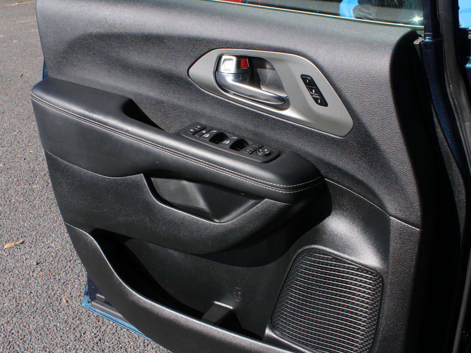 Used 2025 Chrysler Pacifica Select AWD/4WD image 10