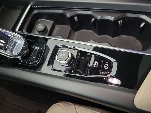 Certified 2026 Volvo XC60 B5 Plus w/ Protection Package Premier image 31