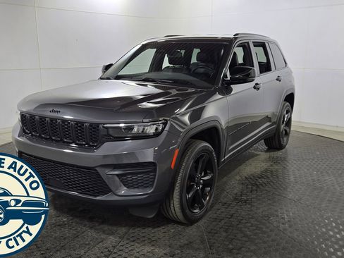 Used 2023 Jeep Grand Cherokee Altitude image 3