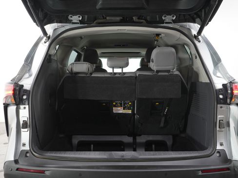 Used 2021 Toyota Sienna XLE AWD/4WD image 18