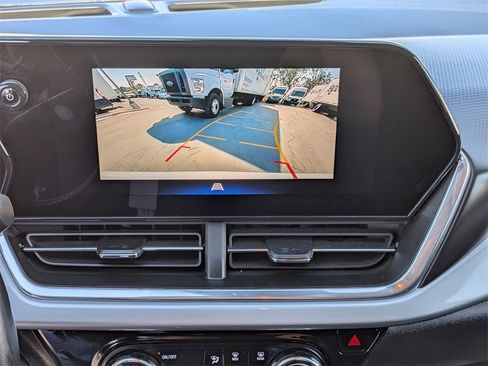 Used 2025 Chevrolet Trax LT w/ LT Convenience Package image 18