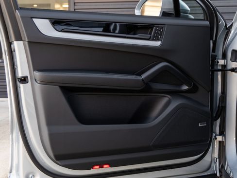 Certified 2026 Porsche Cayenne E-Hybrid Coupe AWD/4WD image 22