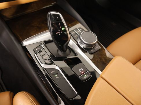 Used 2019 BMW 530e xDrive w/ Convenience Package image 9