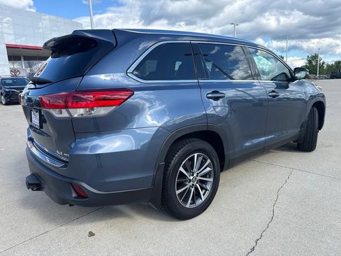Used 2019 Toyota Highlander XLE AWD/4WD image 3
